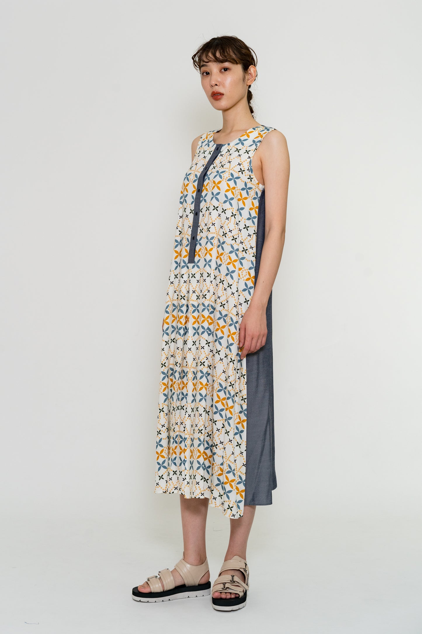 バティック柄ボタンノースリーブリゾートワンピース