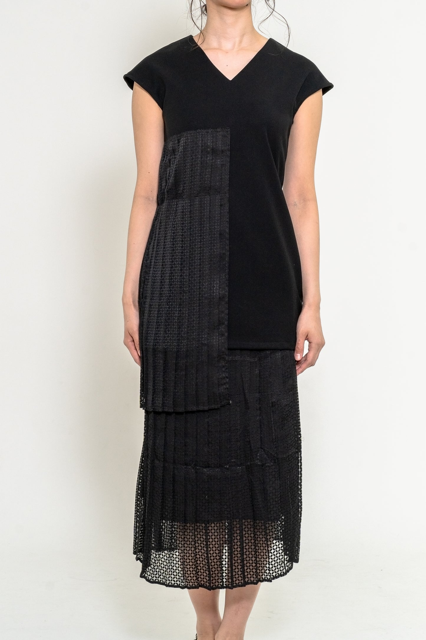 Vネックシアープリーツノースリーブトップス