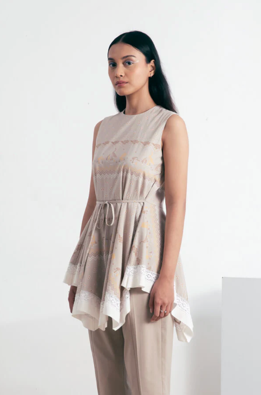 アシンメトリーヘムプリントブラウス