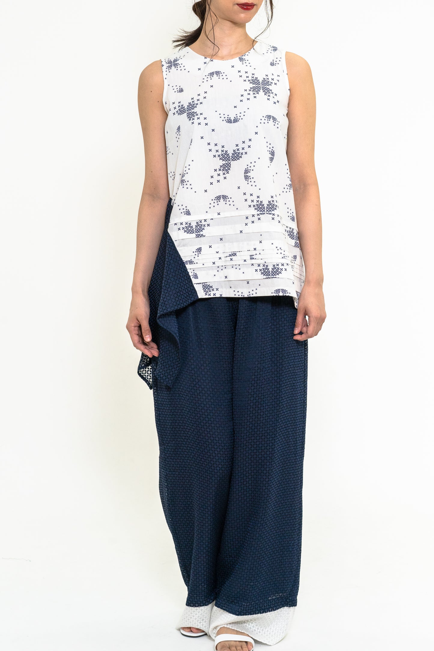 切り替えデザインサイドフレアノースリーブトップス