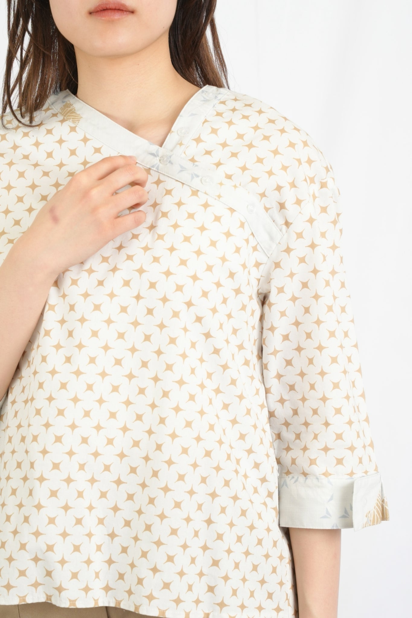 バティック柄デコルテブラウス