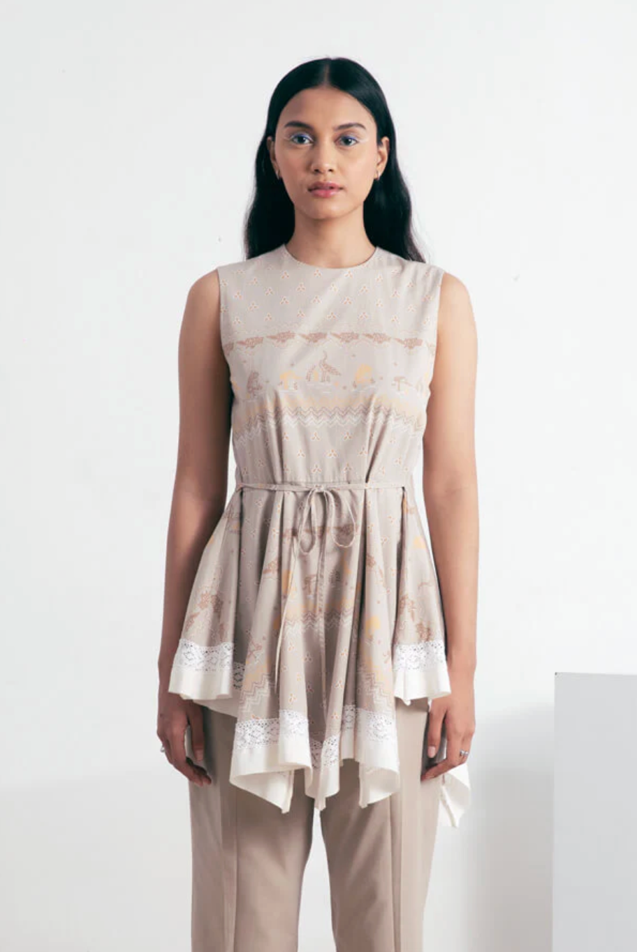 アシンメトリーヘムプリントブラウス