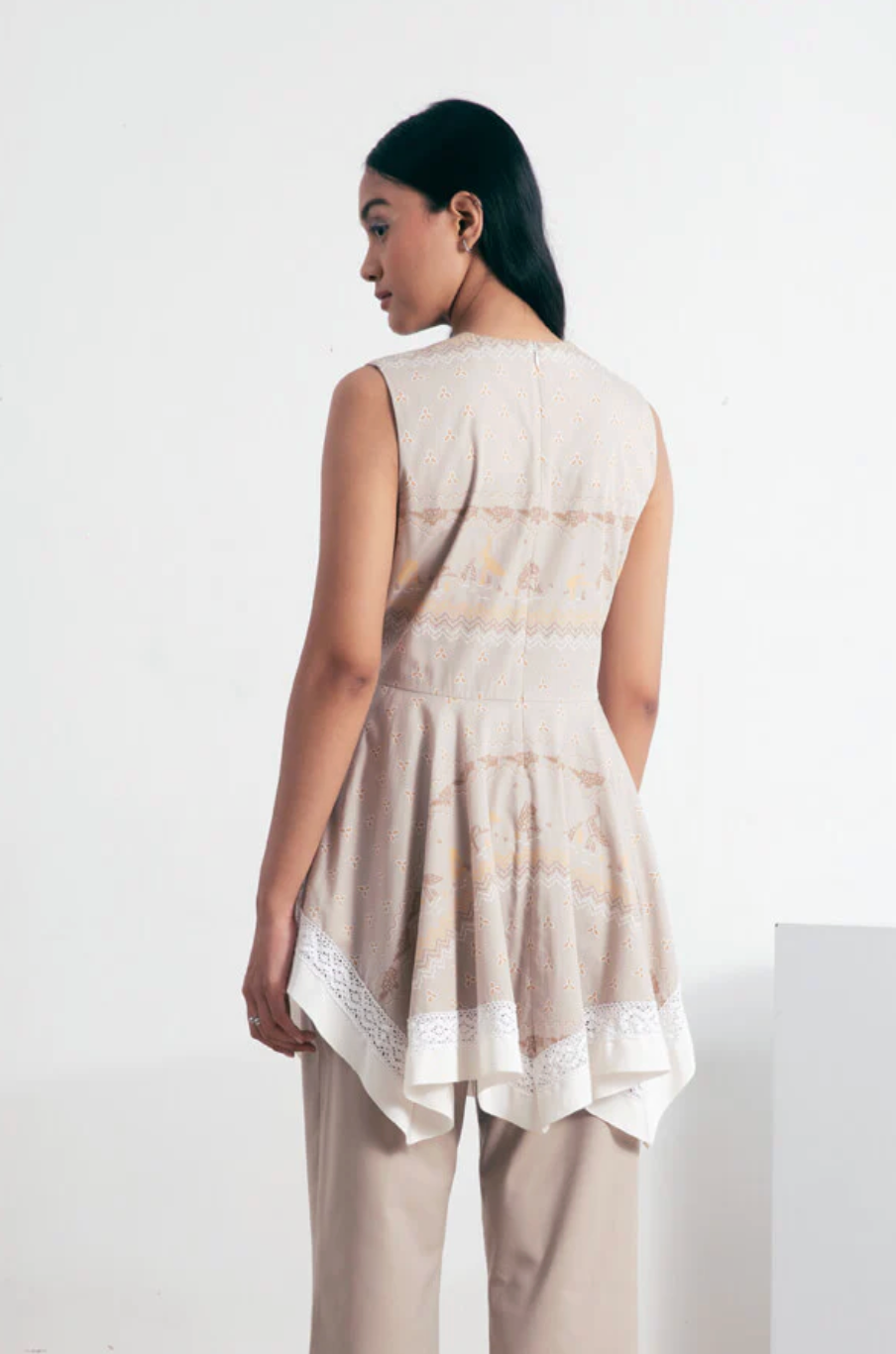 アシンメトリーヘムプリントブラウス