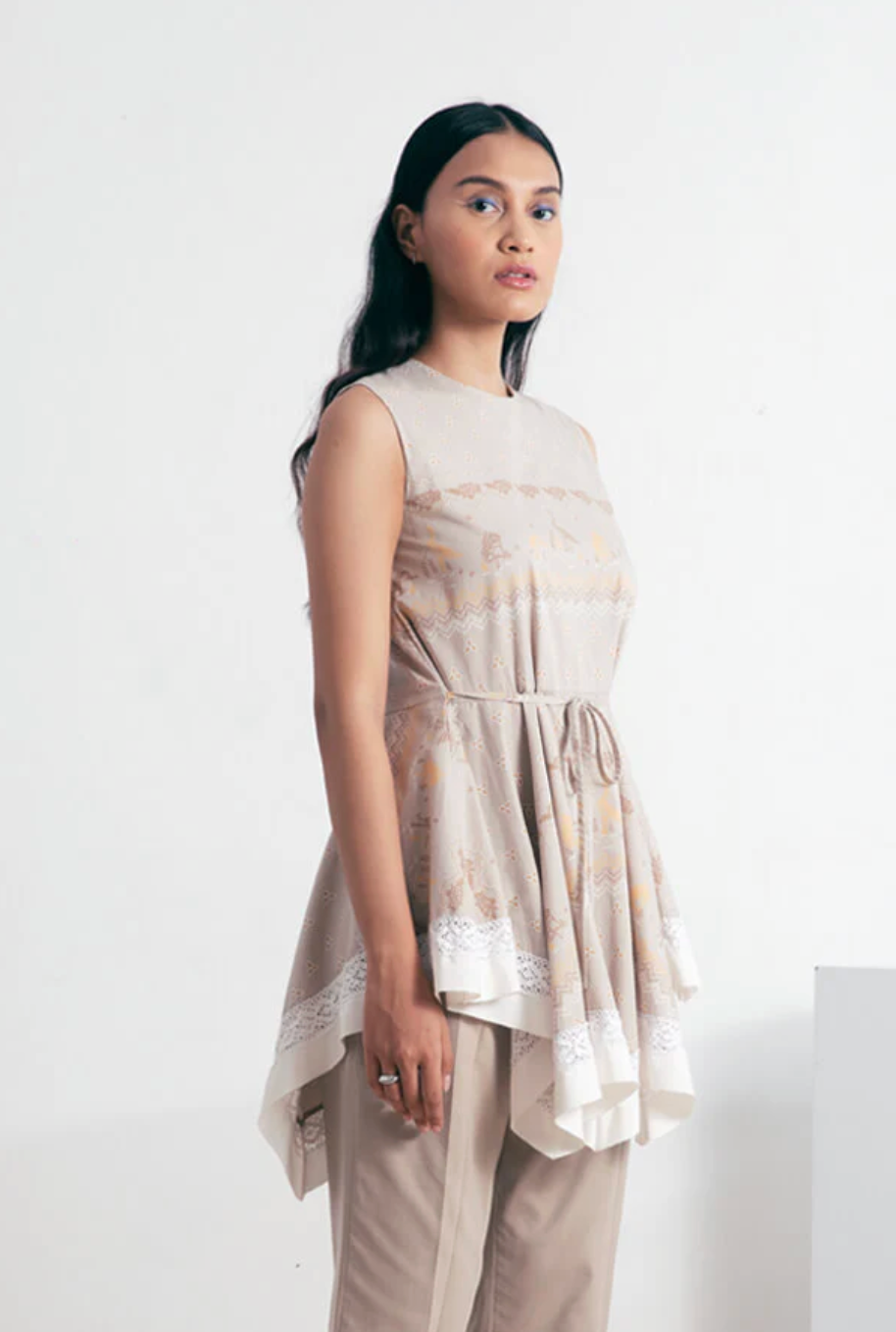 アシンメトリーヘムプリントブラウス