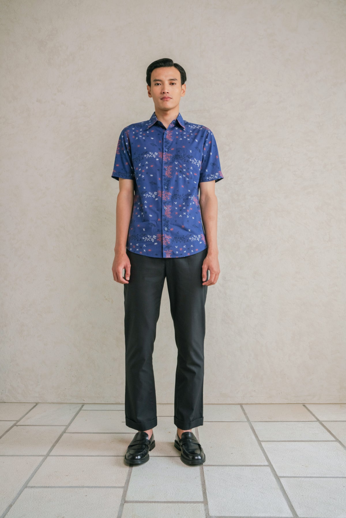 バティック柄ネイビーシャツ