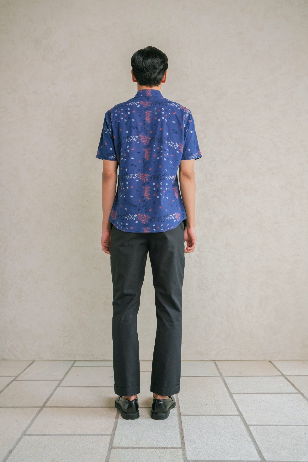 バティック柄ネイビーシャツ