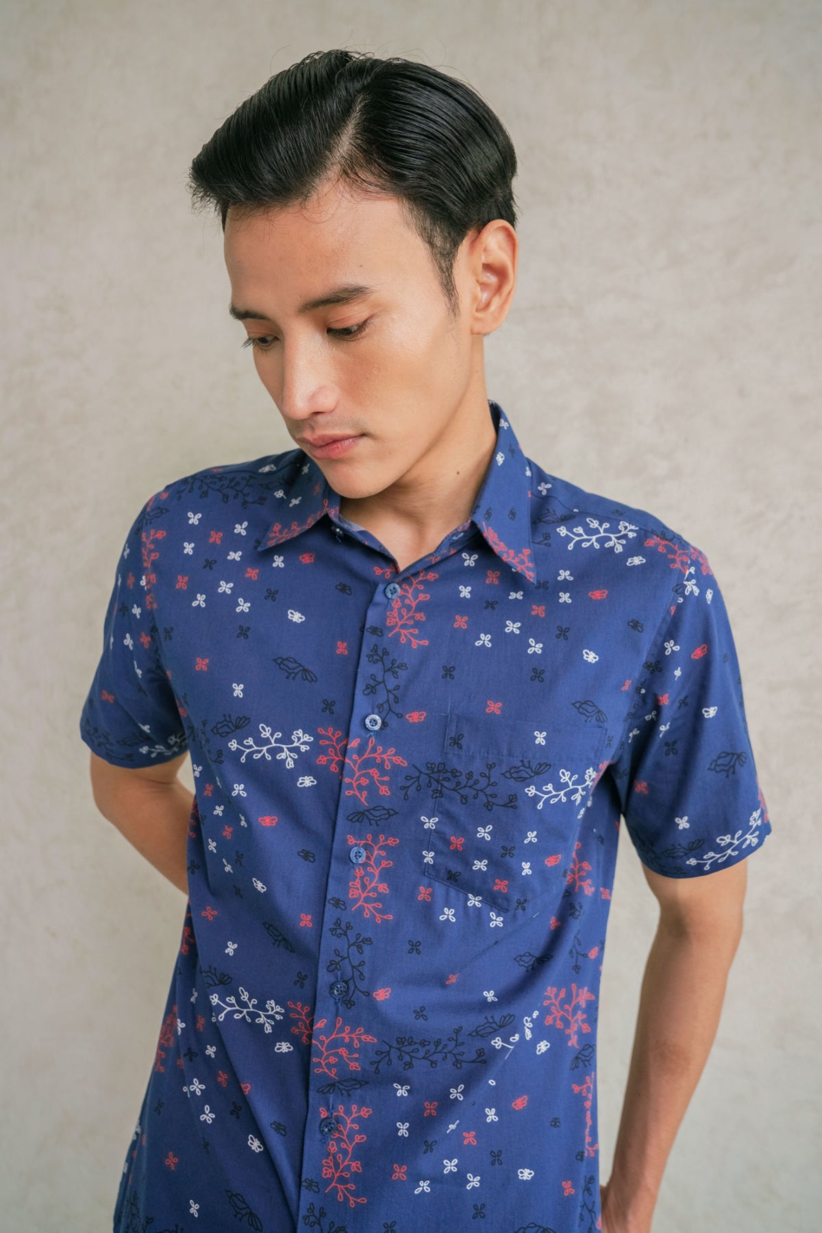 バティック柄ネイビーシャツ