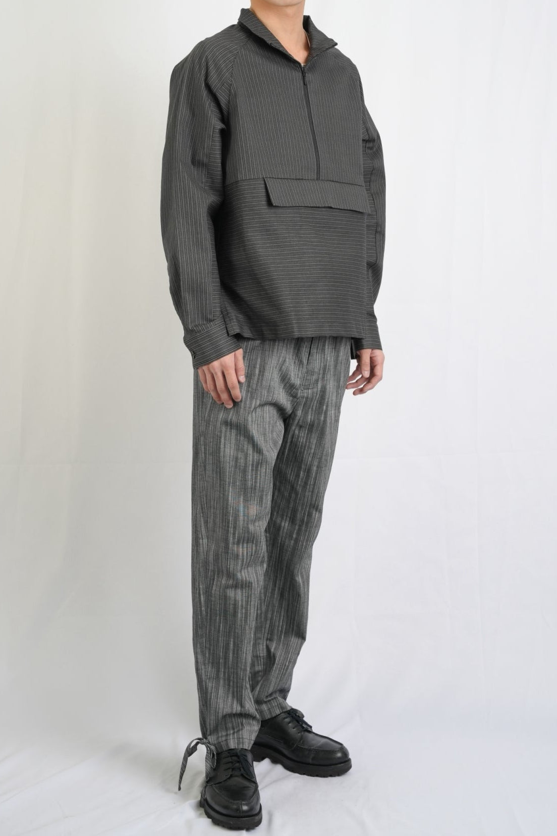 グレーストライプ リラックスパンツ