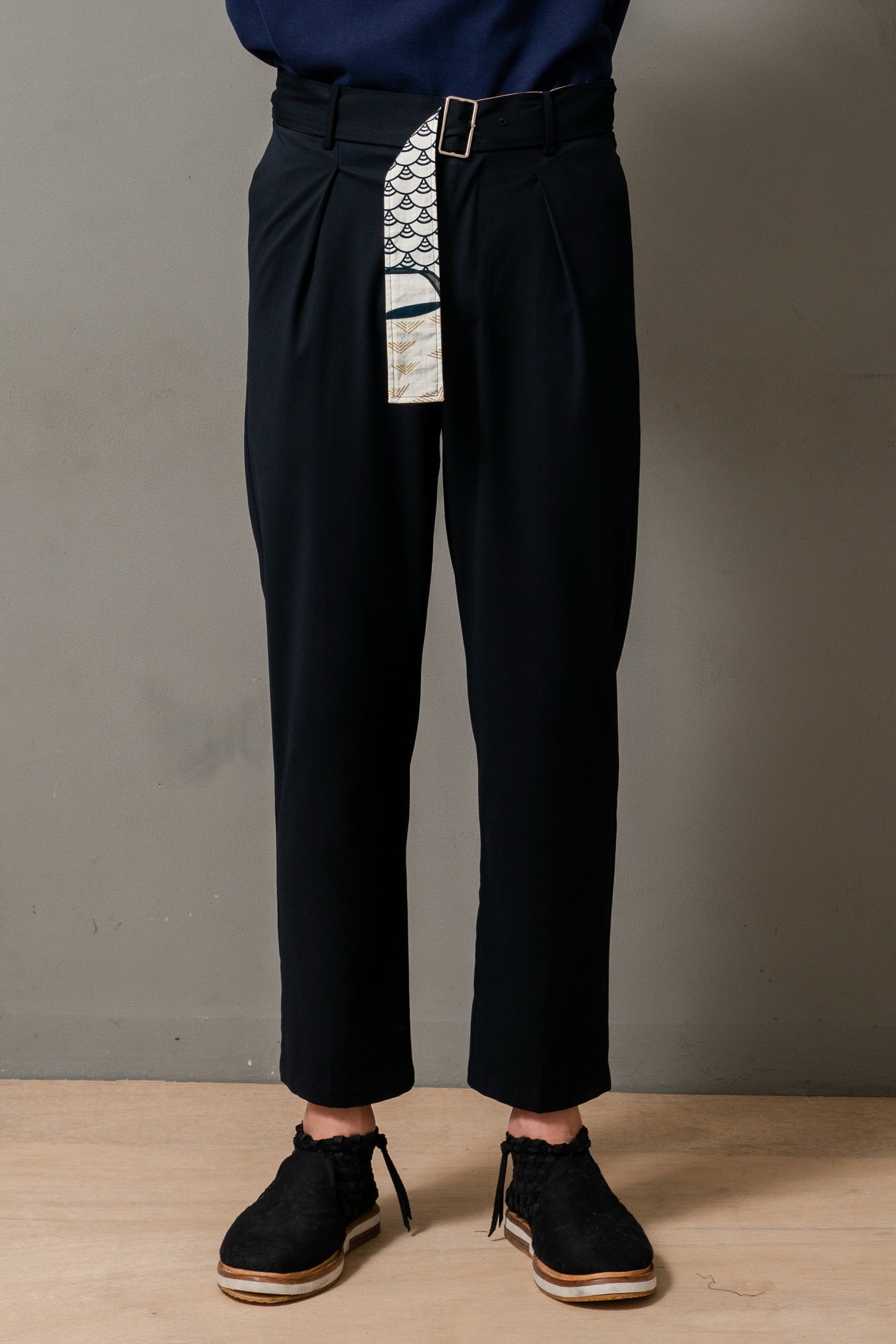 バティック柄ベルト付きリラックスアンクルパンツ