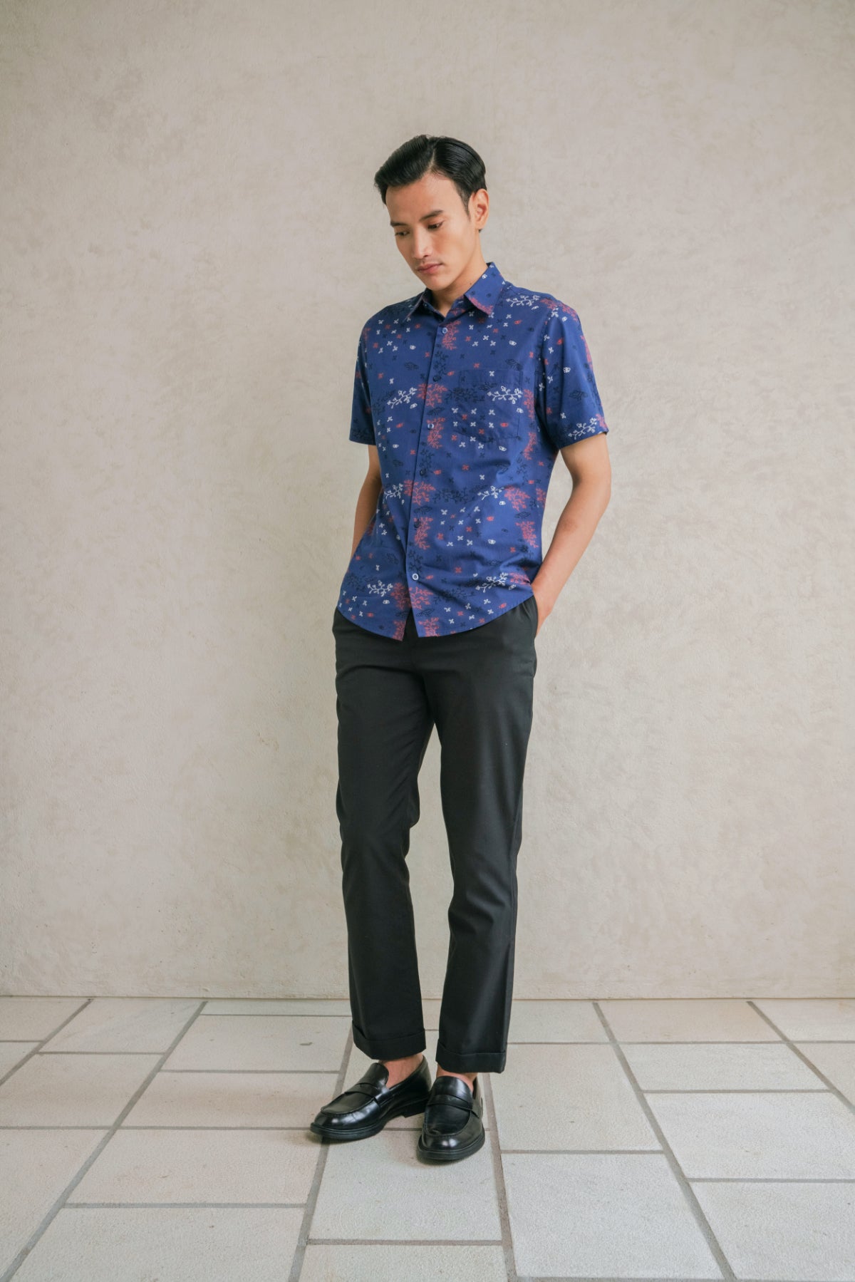 バティック柄ネイビーシャツ